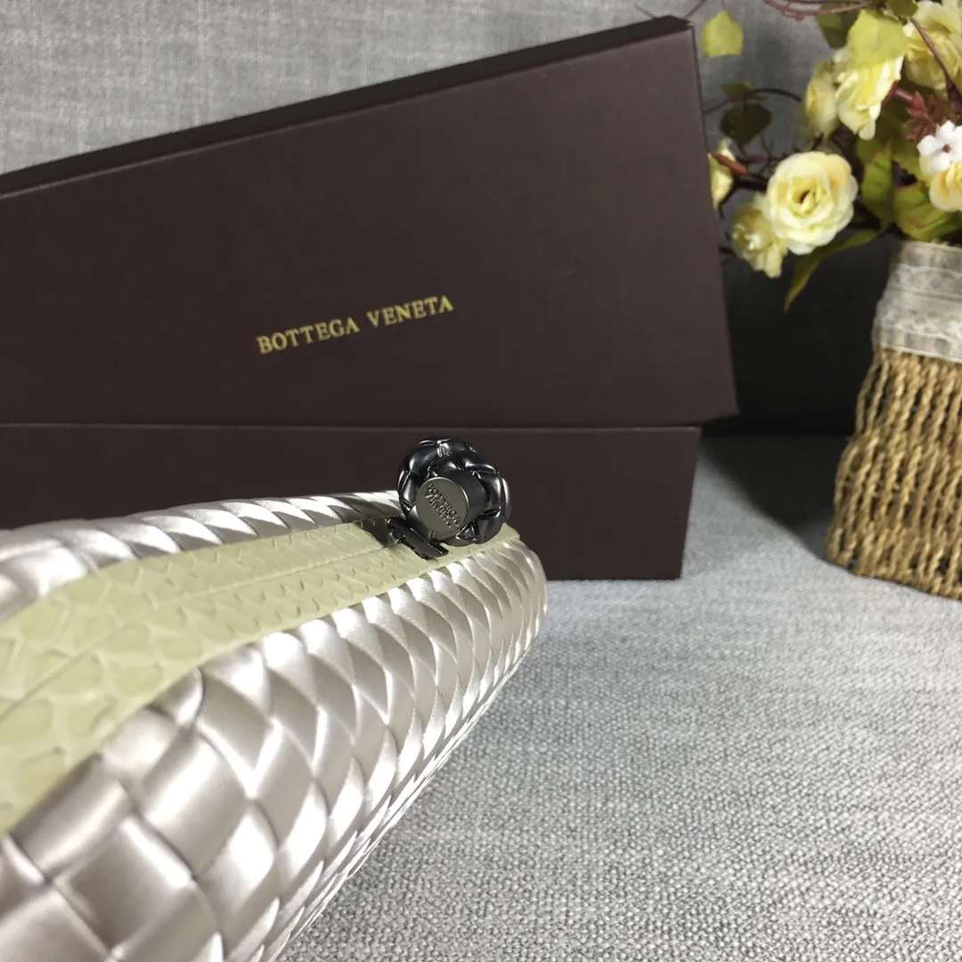 8651 Large Classic Dinner Bag ~~~Snake leather with ribbon ~~~Dense and slippery, not easy to fluff, can hold iPhones of all sizes! Size: 25cm*9.5cm*4cm